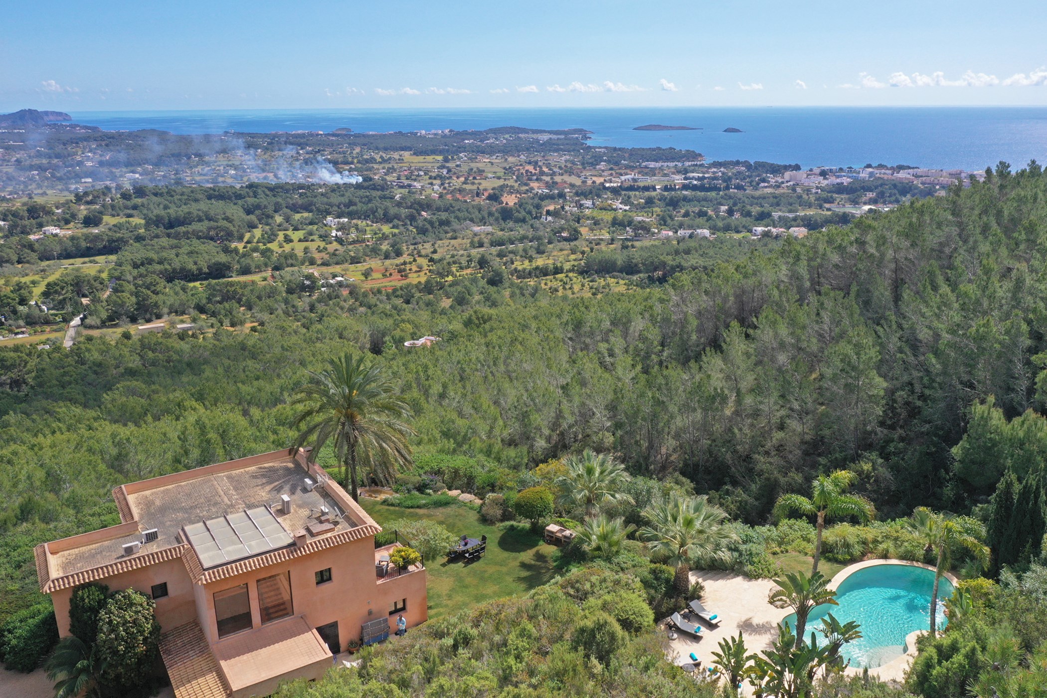 Villa with 35.000sqm plot and 410sqm living area has a breathtaking panoramic sea view