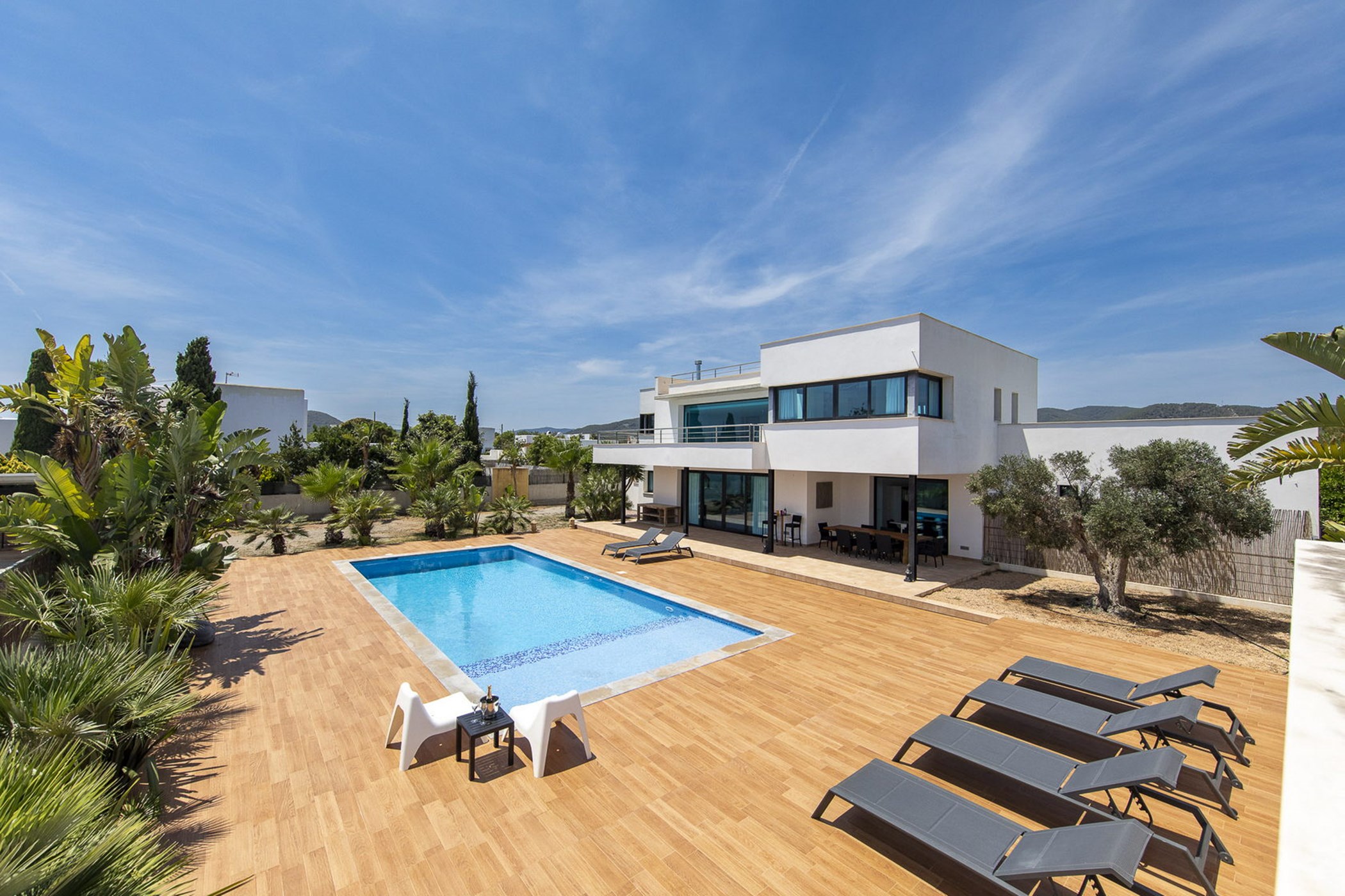 Casa Can Tina presented a large pool in a central location nest to Ibiza town