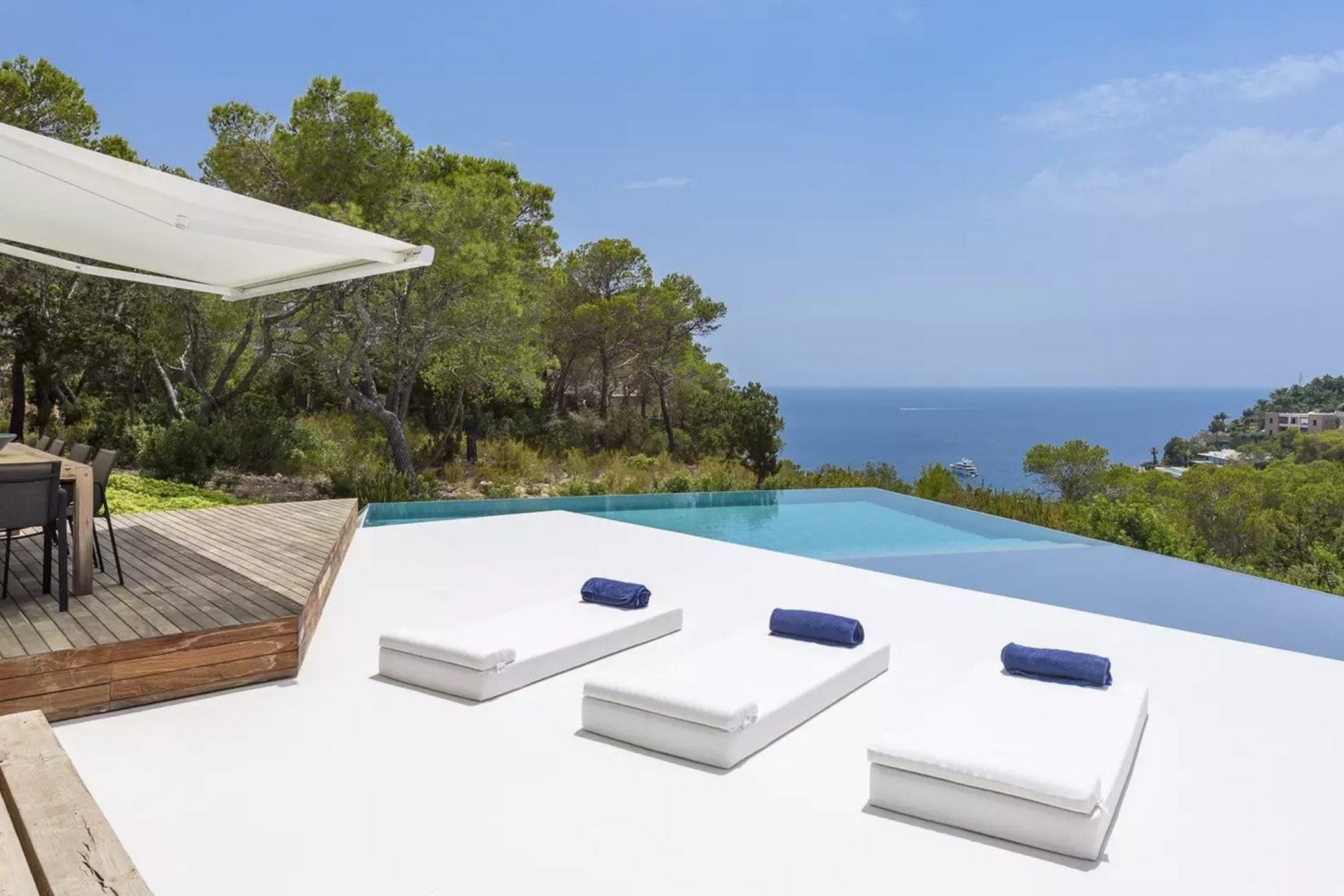 Seaside Serenity: Discover the Modern Villa with Breathtaking Sea Views