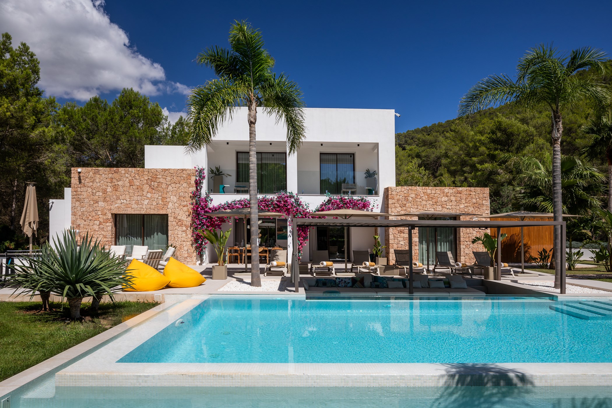 Lavishly built and uniquely equipped finca