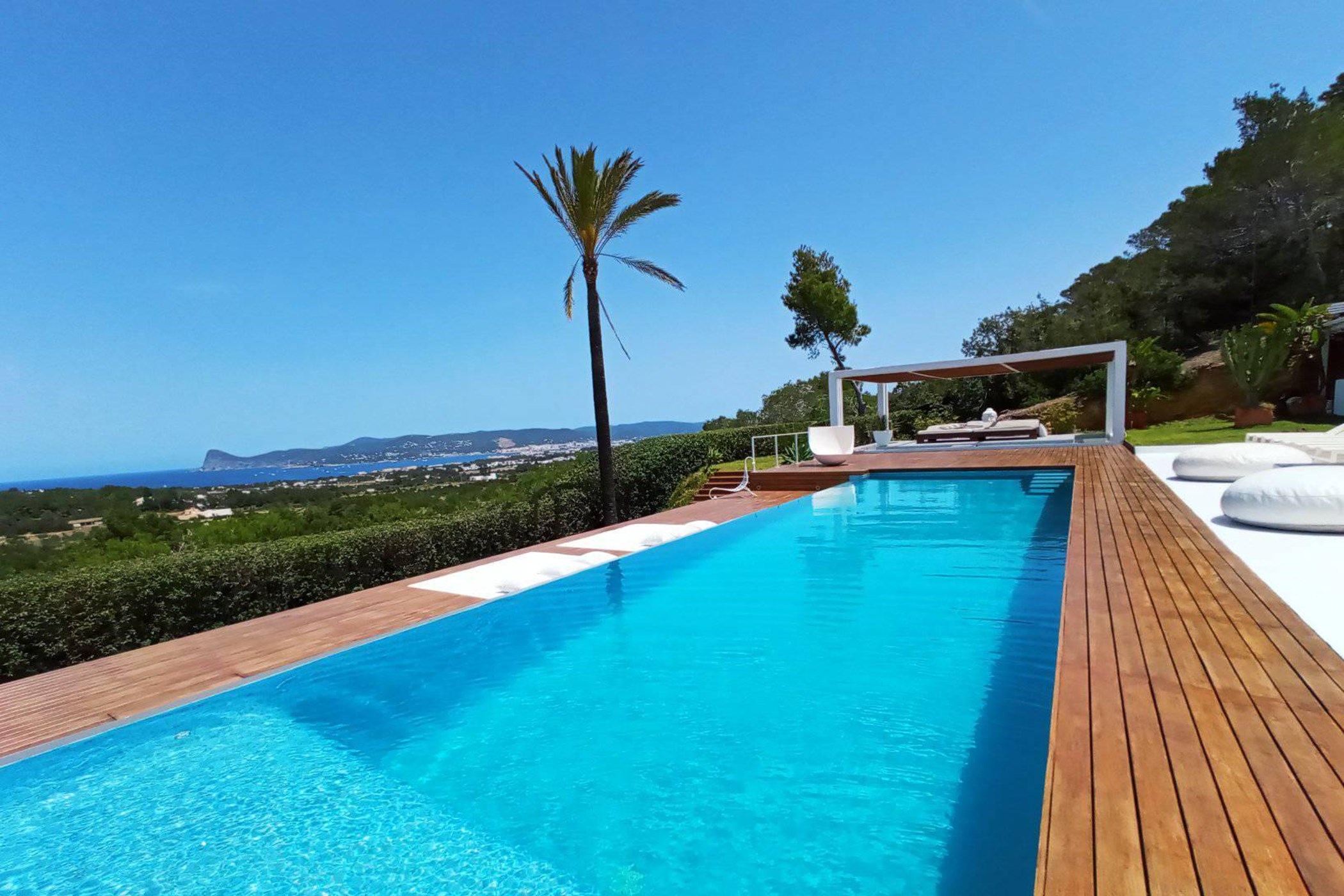 A truly stunning estate with spectacular sea and sunset views